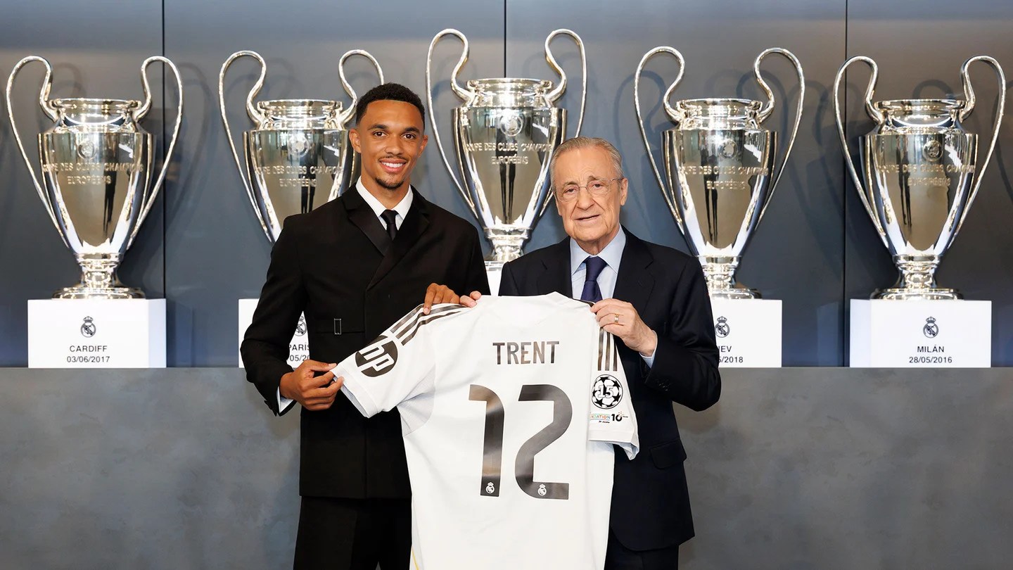 Trent Alexander-Arnold bersama presiden Real Madrid Florentino Perez.