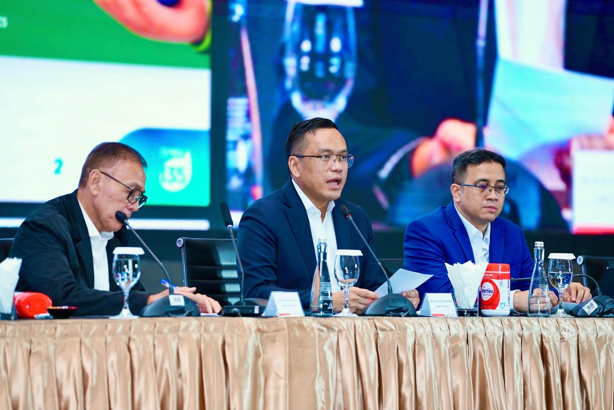 Direktur Utama Pertamina Simon Aloysius Mantiri  (tengah). 