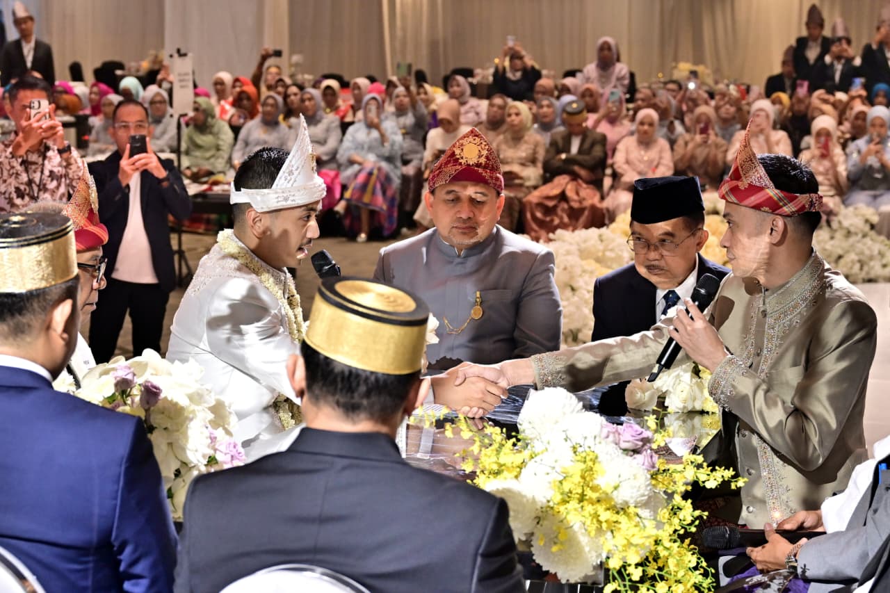 Prosesi akad Nikah Zulfiqar Nur Alamsyah bersama wali Roida Halilah Falih Ichsan yakni Sadli Nurjaffiah IYL yang disaksikan oleh Mantan Wapres RI ke-10 dan 12, M Jusuf Kalla serta Wali Kota Makassar, Munafri Arifuddin. FOTO/Reza