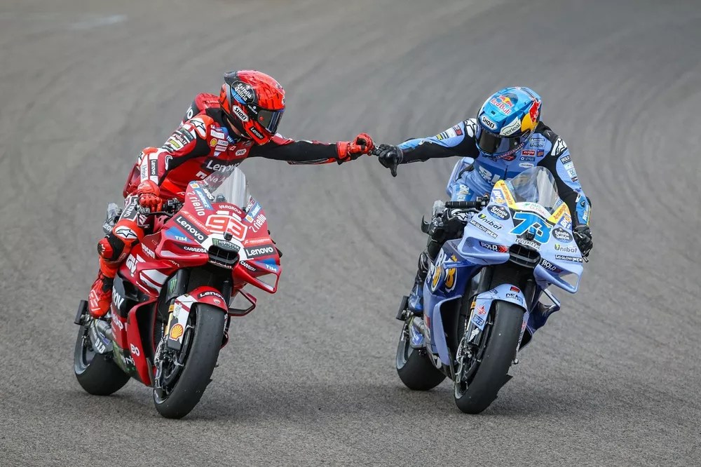 Alex Marquez, Gresini Racing, Marc Marquez, Ducati Team

Photo by: Ronny Hartmann / AFP via Getty Images