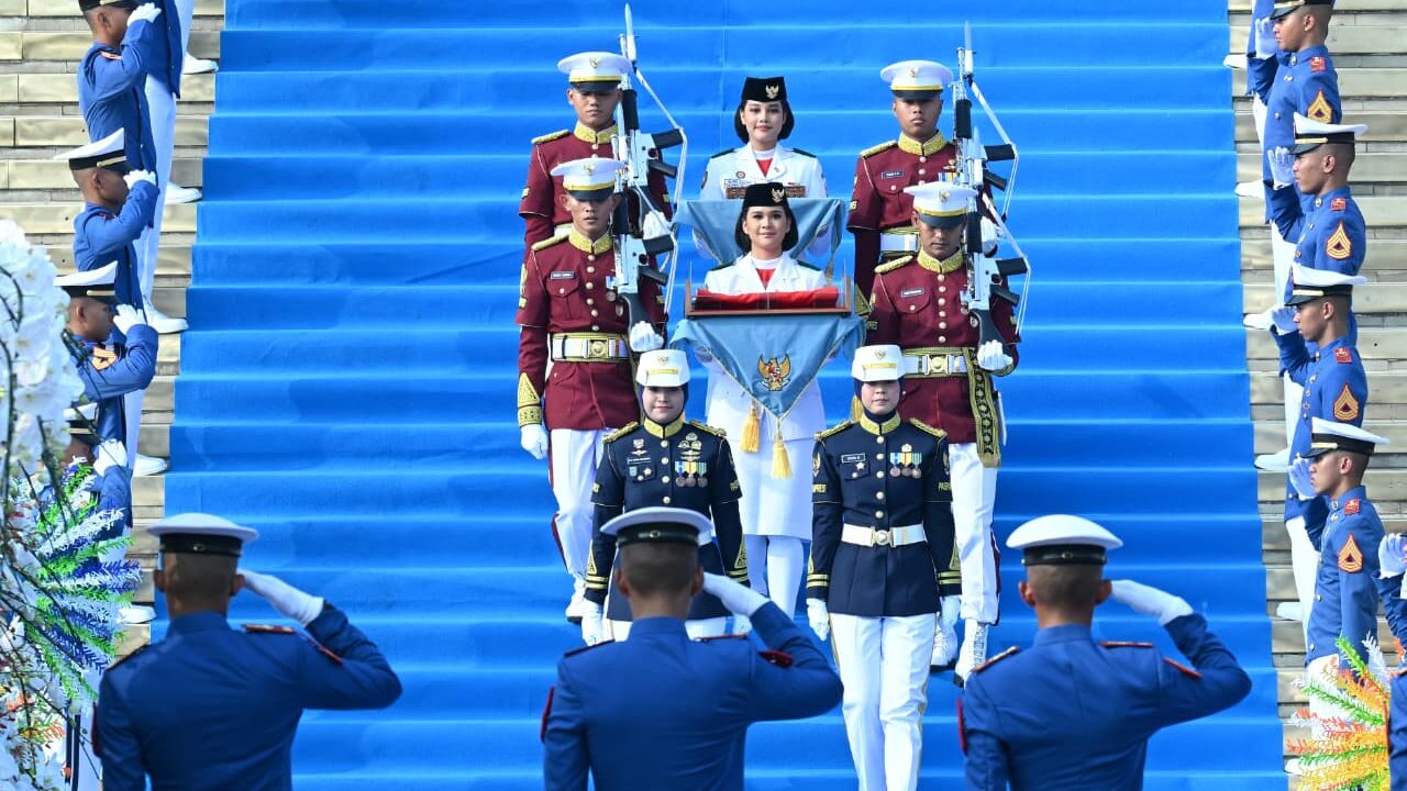 Duplikat bendera Merah Putih kemudian dibawa oleh Sultana Najwa, Purna Paskibraka 2025 yang mewakili Provinsi DKI Jakarta. Sementara itu, Aliah Sakira, Purna Paskibraka 2025 perwakilan Provinsi Sulawesi Selatan, mendapat amanah membawa naskah teks Proklamasi.