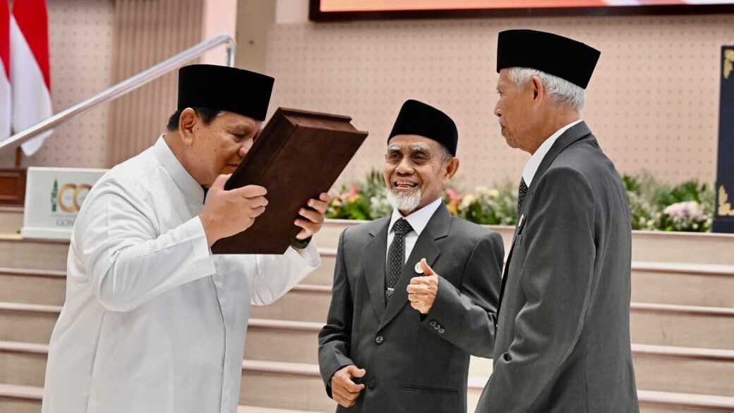 Presiden Prabowo Subianto menerima Mushaf Al-Qur’an Gontor dan buku “Gontor untuk Indonesia” dari Pimpinan Pondok Modern Darussalam Gontor (PMDG) saat menghadiri Resepsi Kesyukuran 100 Tahun PMDG di Kabupaten Ponorogo, Provinsi Jawa Timur, Sabtu, 19 September 2026. Foto: BPMI Setpres/Rusman