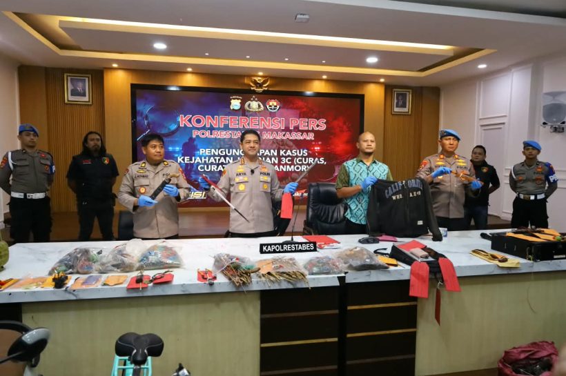  Kapolrestabes Makassar Kombes Pol. Arya Perdana, S.H., S.I.K., M.Si., dalam konferensi pers yang digelar di Aula Mappaodang Polrestabes Makassar, Jalan Ahmad Yani, Kota Makassar, Jumat (4/9/2026) sore.