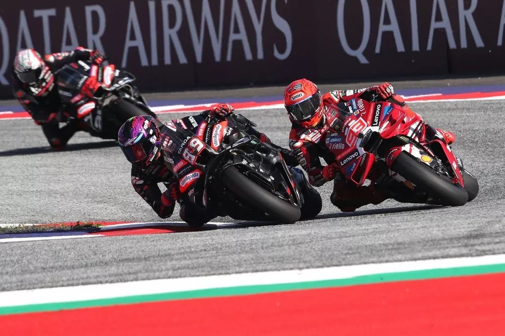 Jorge Martin, Aprilia Racing Team, Marc Marquez, Ducati Team

Photo by: Gold and Goose Photography / Getty Images