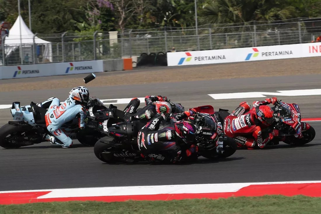 Marc Marquez (depan) dibelakangnya insiden antara Raul Fernandez dan Marco Bezzecchi. Gold and Goose Photography / Getty Images