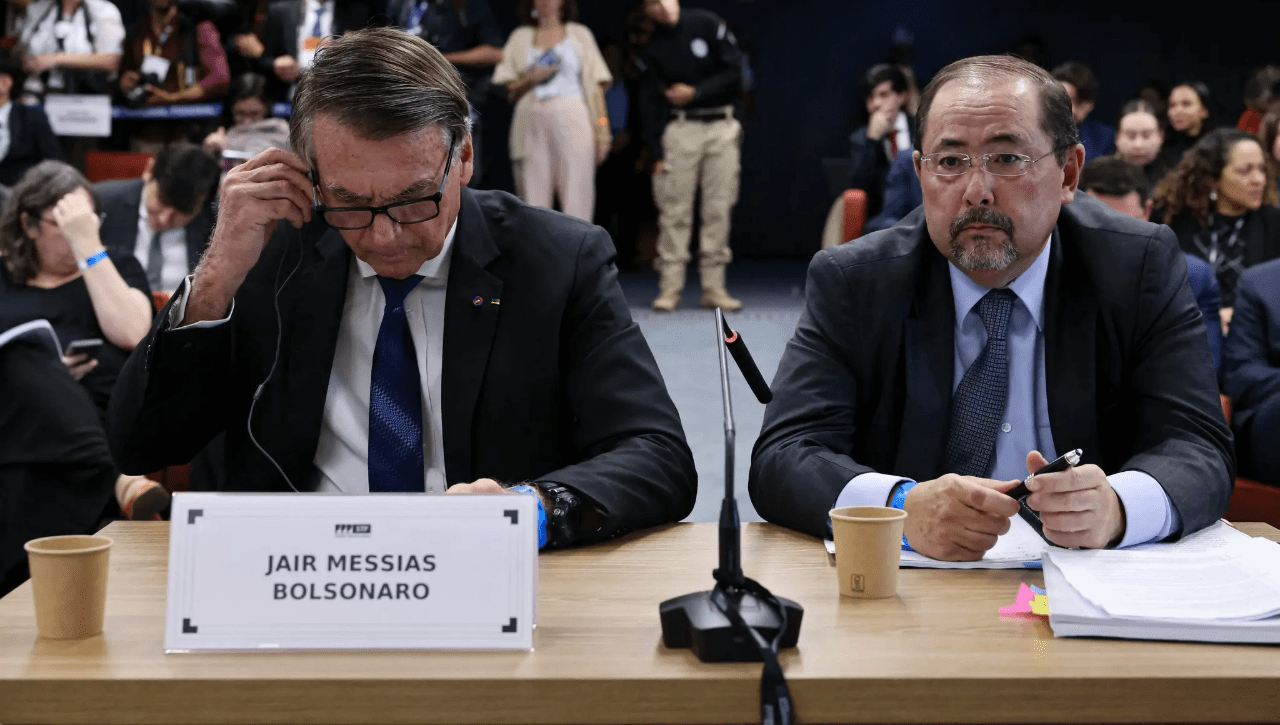 Leia mais sobre o artigo Defesa diz que não há provas de participação de Bolsonaro na trama golpista