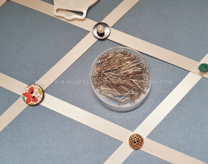 Step by step instructions to make a DIY Ribbon Noticeboard