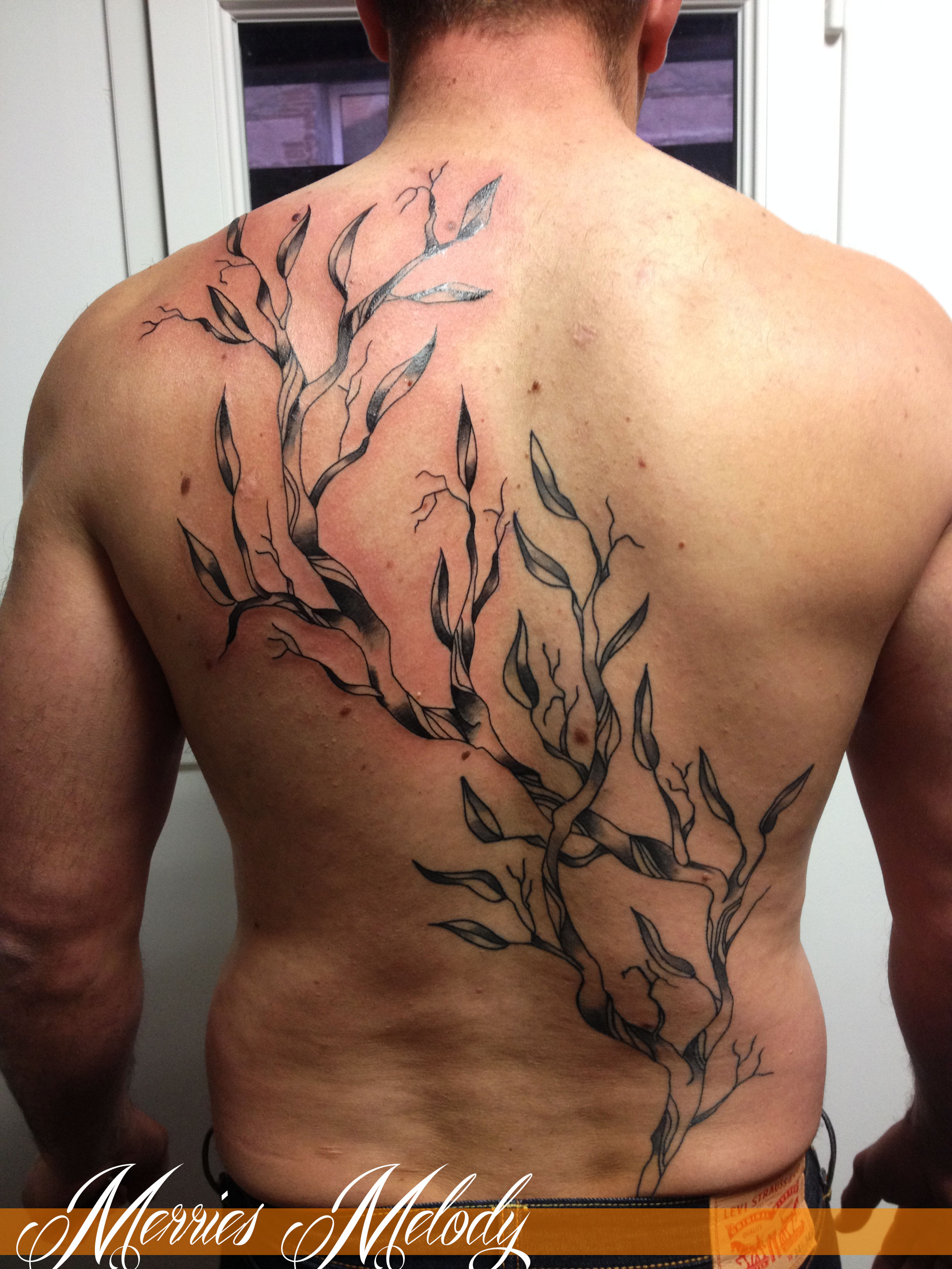 Arbre Dos Artiste Tatoueuse Tatoueur Perpignan A Torreilles Village Region Catalane Nice Tattoo For Good People Salon De Tatouage 66