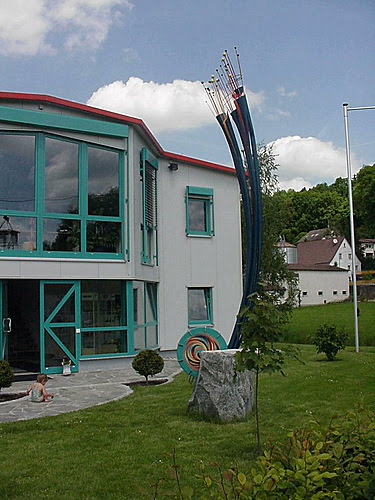 Innen wird geschafft, Aussen wird mit Kunst Aufmerksamkeit geschafft