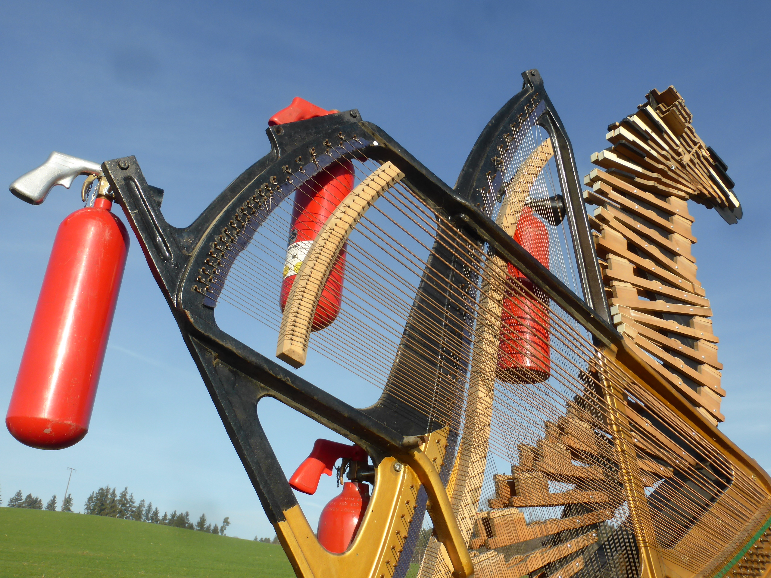 Pianoparts, Feuerlöscher, Pyrotechnik fertig ist der Apokalyptische Pegasus, Sound kinetic Skulpture