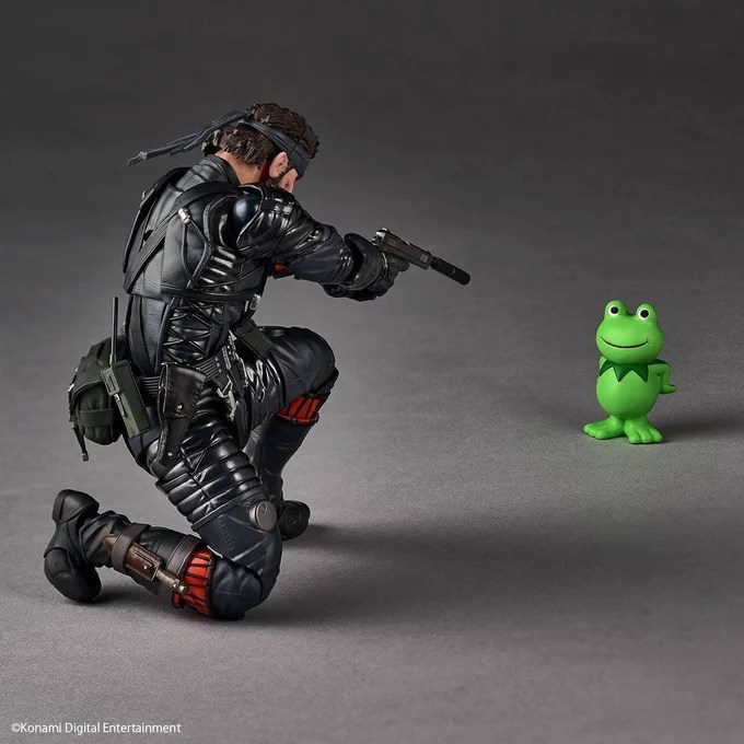 Naked Snake aiming at the included Kerotan