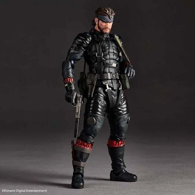 Naked Snake standing in his black sneaking suit