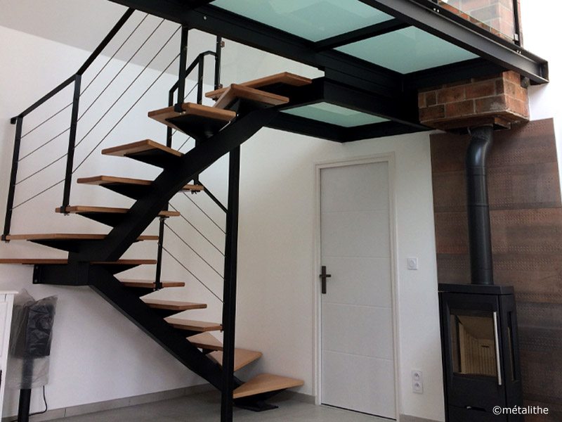 Protection naturelle du bois par forte teneur en résine . Escalier en acier, rampe, passerelle, mezzanine....