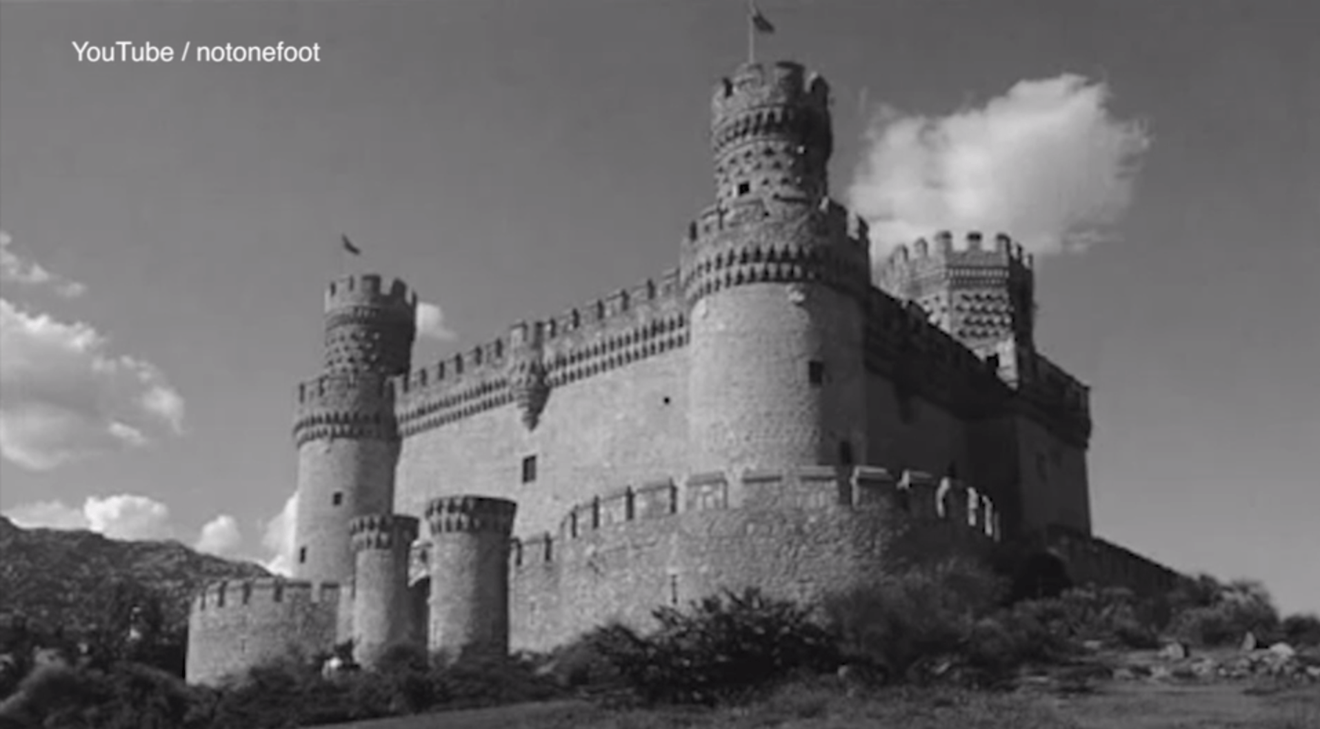 Optical illusion turns black and white picture into full colour one