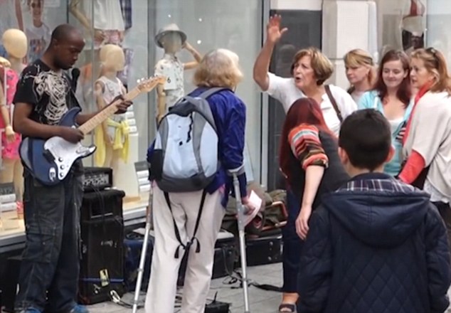 Woman Tries To Stop Busker In Liverpool Audience Has Other - 