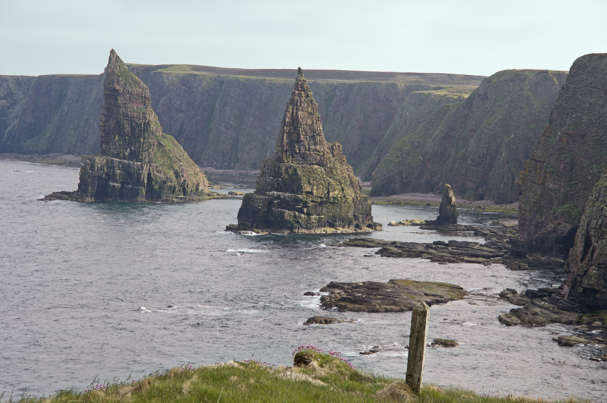 The Stacks of Duncansby in John O Groats в Шотландия