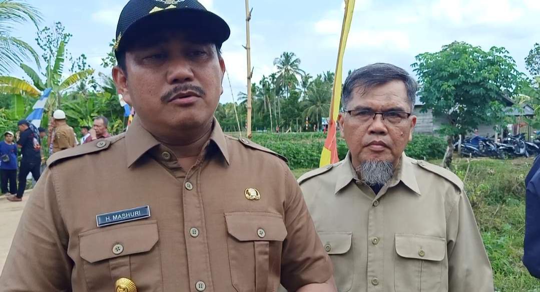 Sebanyak 6.250 guru honorer di sumbar mendapat perlindungan jaminan sosial ketenagakerjaan melalui program gerakan nasional (gn) lingkaran . Hamas : Per Januari 2020 Gaji Tenaga Honorer Naik Rp.1juta