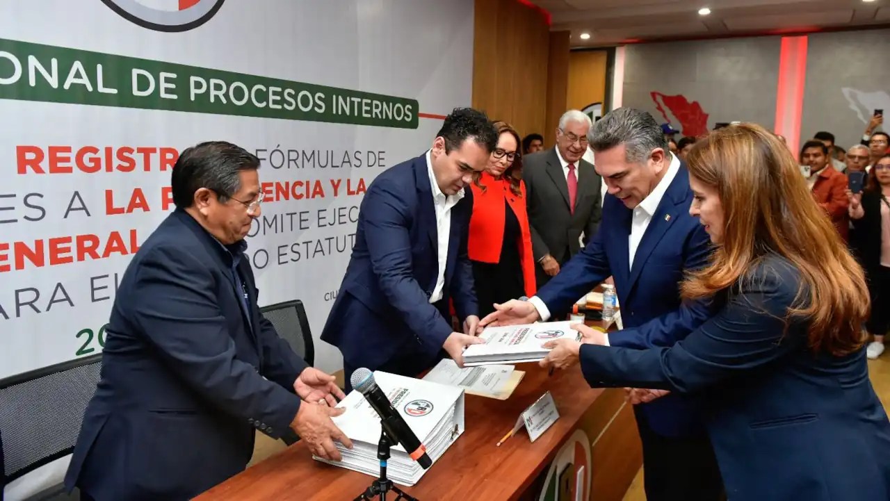 Elección Interna del PRI: “Alito” Moreno emite su voto entre aplausos y a puerta cerrada