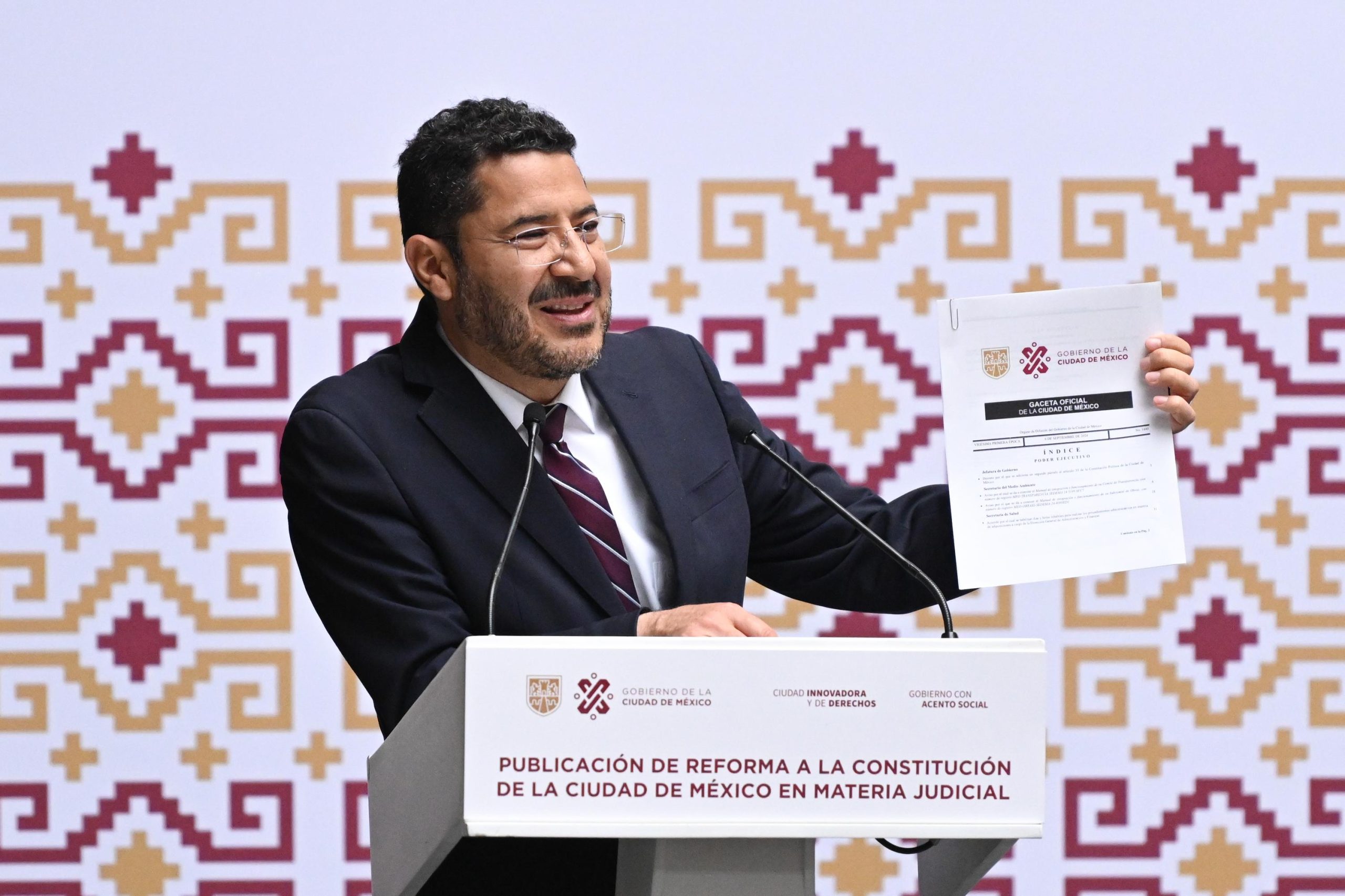 Martí Batres Felicita a Diputados por la Aprobación de la Reforma Judicial: Un Paso Hacia la Democratización del Poder Judicial**  **Resumen:** El Jefe de Gobierno de la Ciudad de México, Martí Batres Guadarrama, celebró la aprobación de la reforma al Poder Judicial promovida por el presidente Andrés Manuel López Obrador. Esta reforma busca que jueces federales y ministros de la Suprema Corte de Justicia de la Nación (SCJN) sean elegidos por voto popular. Durante su intervención, Batres subrayó la trascendencia de esta reforma, considerándola una medida justa y necesaria para acercar el poder a la ciudadanía y democratizar el sistema judicial mexicano.  **Desarrollo de la Noticia:**  En un evento reciente para la publicación de la Reforma a la Constitución de la Ciudad de México en Materia Judicial, Martí Batres destacó el significado histórico de la reforma aprobada por la Cámara de Diputados. Batres argumentó que esta reforma representa un cambio profundo que acerca al poder judicial a los ciudadanos, respetando el principio constitucional de que la soberanía reside en el pueblo.   **"Es una reforma trascendental, es una reforma que transforma profundamente el poder"**, declaró Batres. En su discurso, hizo referencia al Artículo 39 de la Constitución, que establece que todo poder público emana del pueblo y se instituye para su beneficio. Según el mandatario capitalino, esta reforma es coherente con los principios democráticos que sostienen la Carta Magna de México.  **Un Referente Histórico: La Elección Popular de Jueces en el Siglo XIX**  Batres también aprovechó la ocasión para recordar que la idea de la elección popular de jueces no es nueva en la historia de México. Hizo mención de la **Constitución de 1857**, que contemplaba la elección de los integrantes de la Suprema Corte de Justicia por voto popular. En ese entonces, figuras destacadas como **Sebastián Lerdo de Tejada, Ignacio L. Vallarta, José María Iglesias** e **Ignacio Ramírez "El Nigromante"** fueron elegidos mediante este proceso.  El Jefe de Gobierno resaltó que esta tradición democrática ha perdurado en ciertos contextos locales e indígenas, donde jueces menores y autoridades judiciales aún son elegidos por sus comunidades. **"Hoy en día, todavía hay en varios estados el sistema de elección de los llamados jueces menores"**, comentó Batres, al tiempo que subrayó que en varias comunidades indígenas esta práctica se mantiene como parte de sus formas normativas.  **El Respaldo Popular a la Reforma**  Batres enfatizó que la reforma judicial fue un tema que se presentó claramente en la campaña electoral, lo que garantiza su legitimidad. Citó encuestas recientes que reflejan que la mayoría de la población mexicana apoya la elección popular de jueces y magistrados. **"Las mediciones que han hecho todos los medios, incluso los que se oponen a esta reforma, muestran que la gran mayoría del pueblo mexicano quiere que los jueces y magistrados sean elegidos por voto popular"**, añadió.  Este respaldo popular, según Batres, es crucial para avanzar hacia una democratización real del sistema judicial, argumentando que no se trata solo de una medida técnica, sino de una transformación fundamental que responde a los deseos de la ciudadanía.  **La Implementación de la Austeridad Republicana en el Poder Judicial**  Otro de los puntos clave que Martí Batres destacó en su intervención fue la necesidad de aplicar la política de **Austeridad Republicana** en el Poder Judicial, como ya se hizo en los poderes Ejecutivo y Legislativo durante este sexenio. **"¿Debe un ministro ganar tanto dinero?"**, cuestionó Batres, haciendo alusión a los altos salarios de los jueces y magistrados del país.   El Jefe de Gobierno argumentó que, al igual que en los otros poderes, en el Judicial es posible realizar ajustes que eliminen privilegios y canonjías. Batres sugirió que es imperativo que las instituciones judiciales también se ajusten a los principios de austeridad, en beneficio de la sociedad en general. **"Si en el ámbito del Poder Ejecutivo se pudo hacer un ajuste, ¿por qué no se va a poder hacer en el Poder Judicial?"**, reflexionó.  **El Papel de los Diputados en la Aprobación de la Reforma**  Batres felicitó a las y los diputados por su compromiso en la aprobación de la reforma judicial, subrayando que la participación del Congreso ha sido clave para dar este paso. **"En la representación elegida recientemente por el pueblo en el órgano legislativo, predomina la idea de que hay que hacer una reforma al Poder Judicial"**, afirmó el Jefe de Gobierno, destacando que el Congreso actuó conforme a la voluntad de los electores que votaron por un cambio en el sistema judicial.  **Un Llamado al Senado**  Finalmente, Batres hizo un llamado a los senadores de la República para que continúen con este proceso de transformación y aprueben las modificaciones propuestas. Subrayó la importancia de escuchar a la ciudadanía en este momento crucial para la vida política y judicial del país. **"Invito al Senado a escuchar al pueblo y apoyar estas modificaciones que democratizan el poder"**, concluyó Batres.  **Reacciones y Expectativas**  La reforma ha generado diversas reacciones en el panorama político y judicial. Mientras que sectores afines al gobierno celebran la aprobación de la reforma como un avance hacia la democratización del sistema judicial, otros actores políticos y organizaciones han expresado su preocupación por las posibles consecuencias de esta medida en la independencia del Poder Judicial.  Analistas señalan que, si bien la elección popular de jueces podría aumentar la rendición de cuentas, también existe el riesgo de que el proceso se politice, comprometiendo la imparcialidad de los jueces. En este sentido, el debate se ha intensificado en torno a la viabilidad de la reforma y sus implicaciones a largo plazo.  **Conclusión:**  La aprobación de la reforma judicial marca un hito en la historia política de México, con el objetivo de acercar el Poder Judicial a la ciudadanía mediante la elección popular de jueces y magistrados. Martí Batres ha celebrado este avance, subrayando su coherencia con los principios democráticos y constitucionales del país. A medida que el proceso legislativo avanza hacia el Senado, el debate en torno a la reforma continuará, con opiniones encontradas sobre su impacto en la independencia y el funcionamiento del sistema judicial. Sin embargo, para Batres y sus aliados, la reforma representa un paso necesario hacia la democratización del poder en México