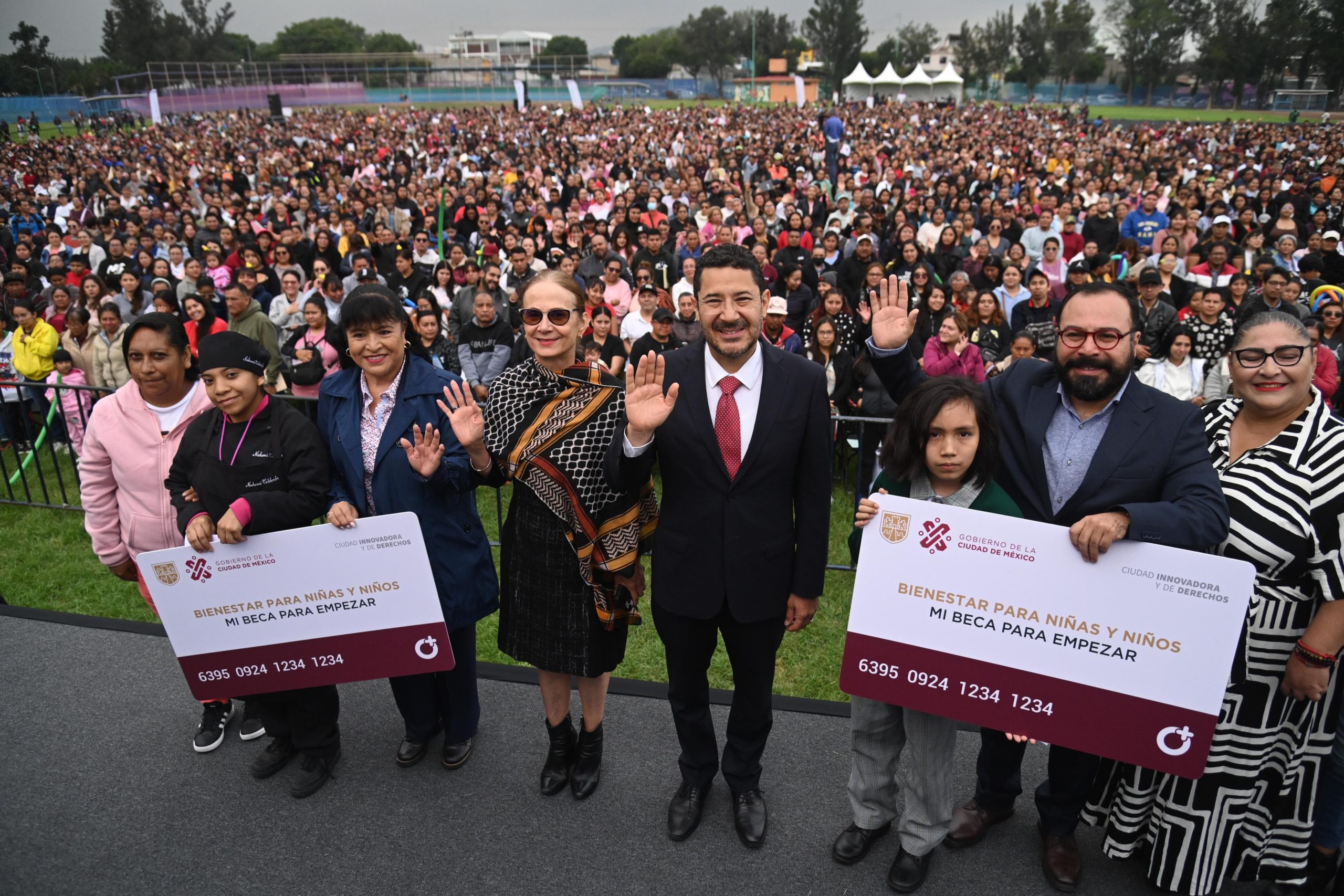 Martí Batres entrega tarjetas de "Mi Beca para Empezar" a más de 10 mil estudiantes de la CDMX
