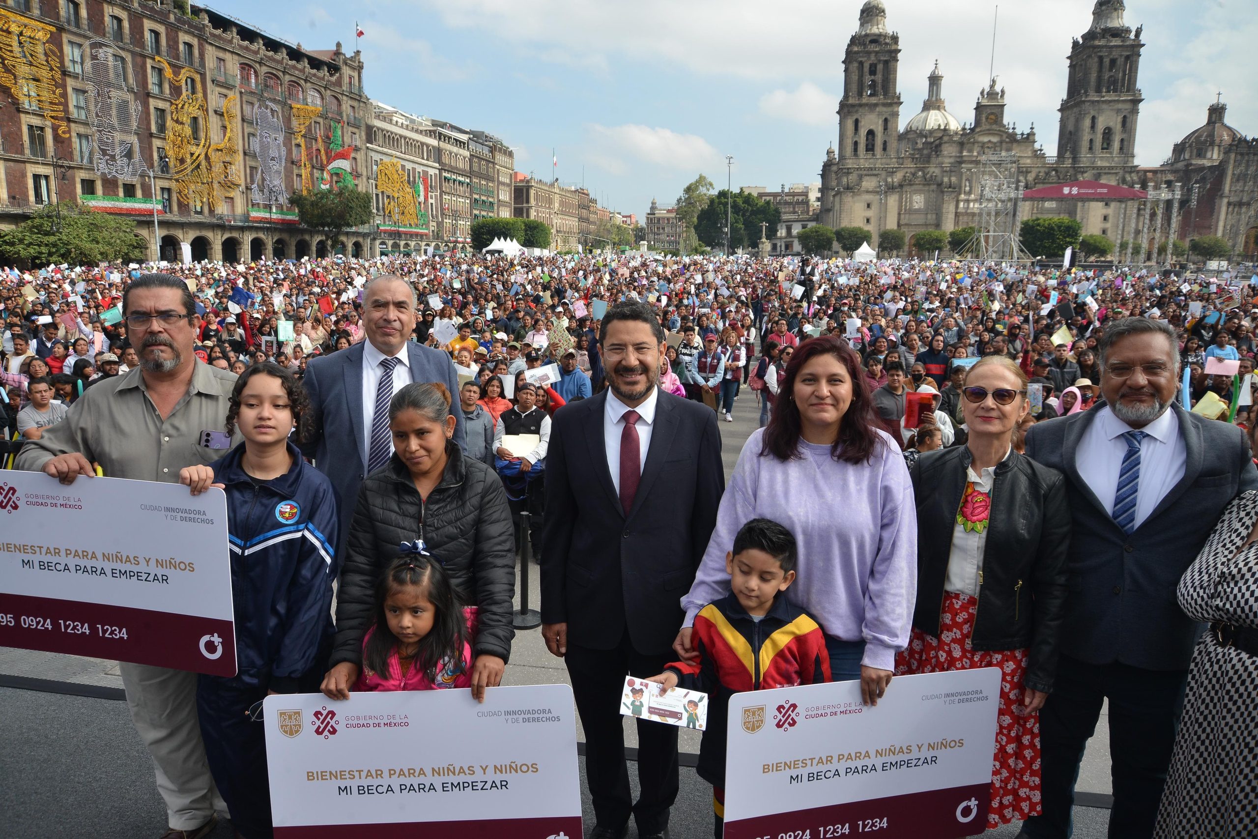 Batres entrega a 15 estudiantes Mi Beca para Empezar
