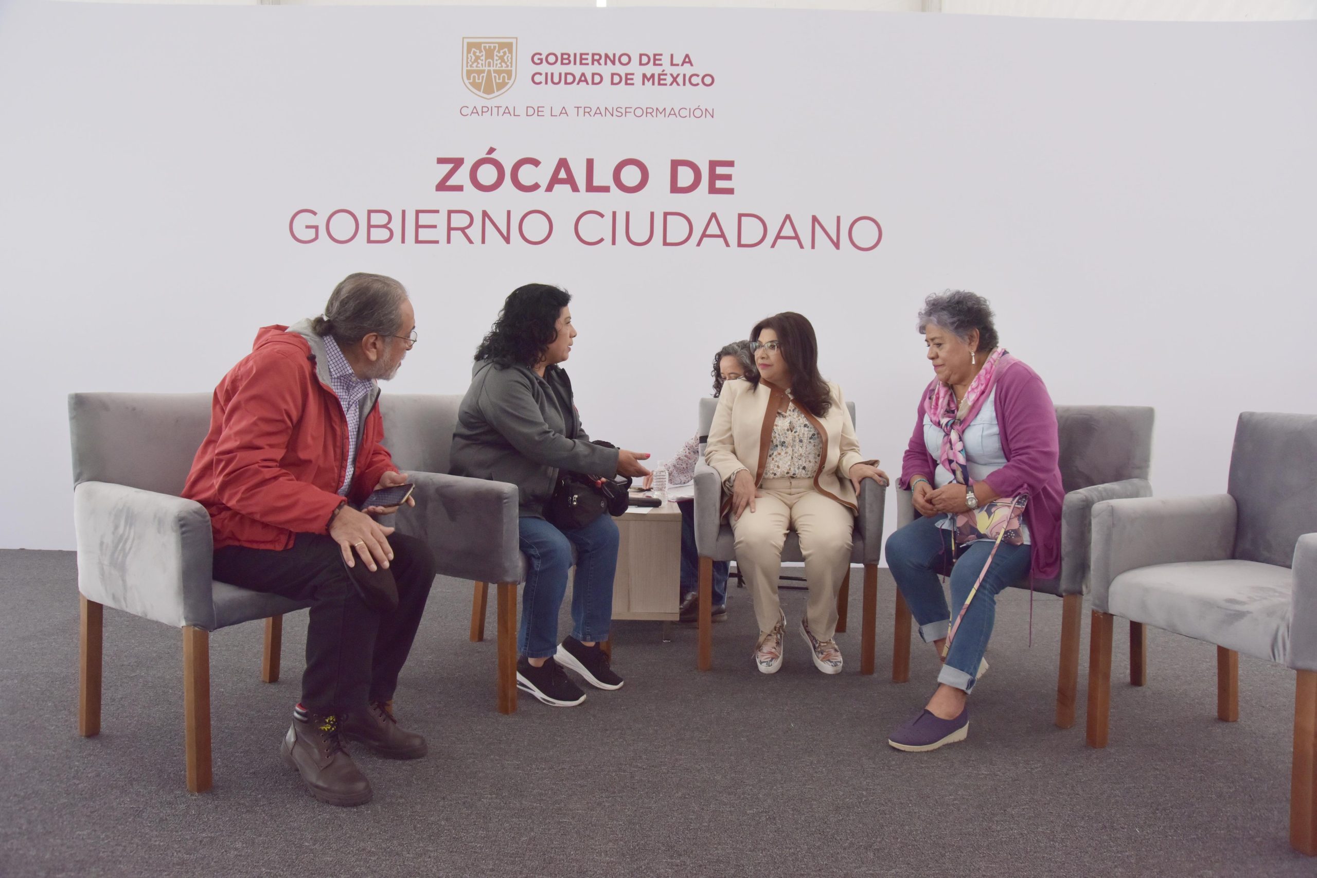 Clara Brugada escucha a capitalinos en “Zócalo de Gobierno Ciudadano”: Más de 800 solicitudes