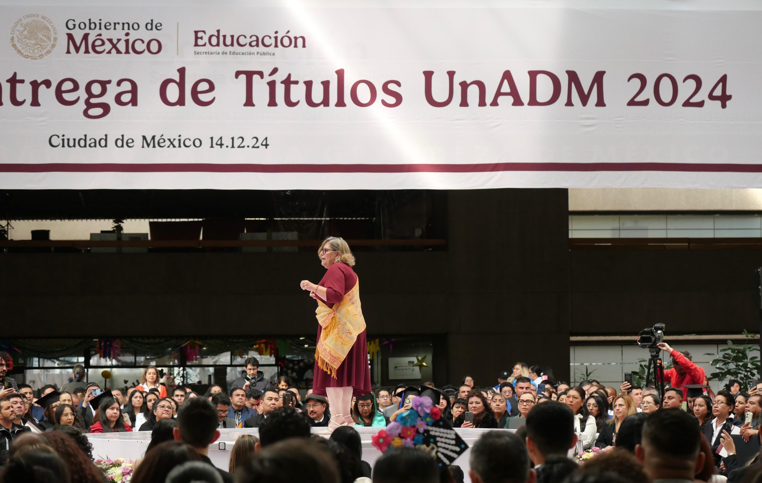 Mario Delgado premia esfuerzo de egresados de la UnADM durante entrega de títulos