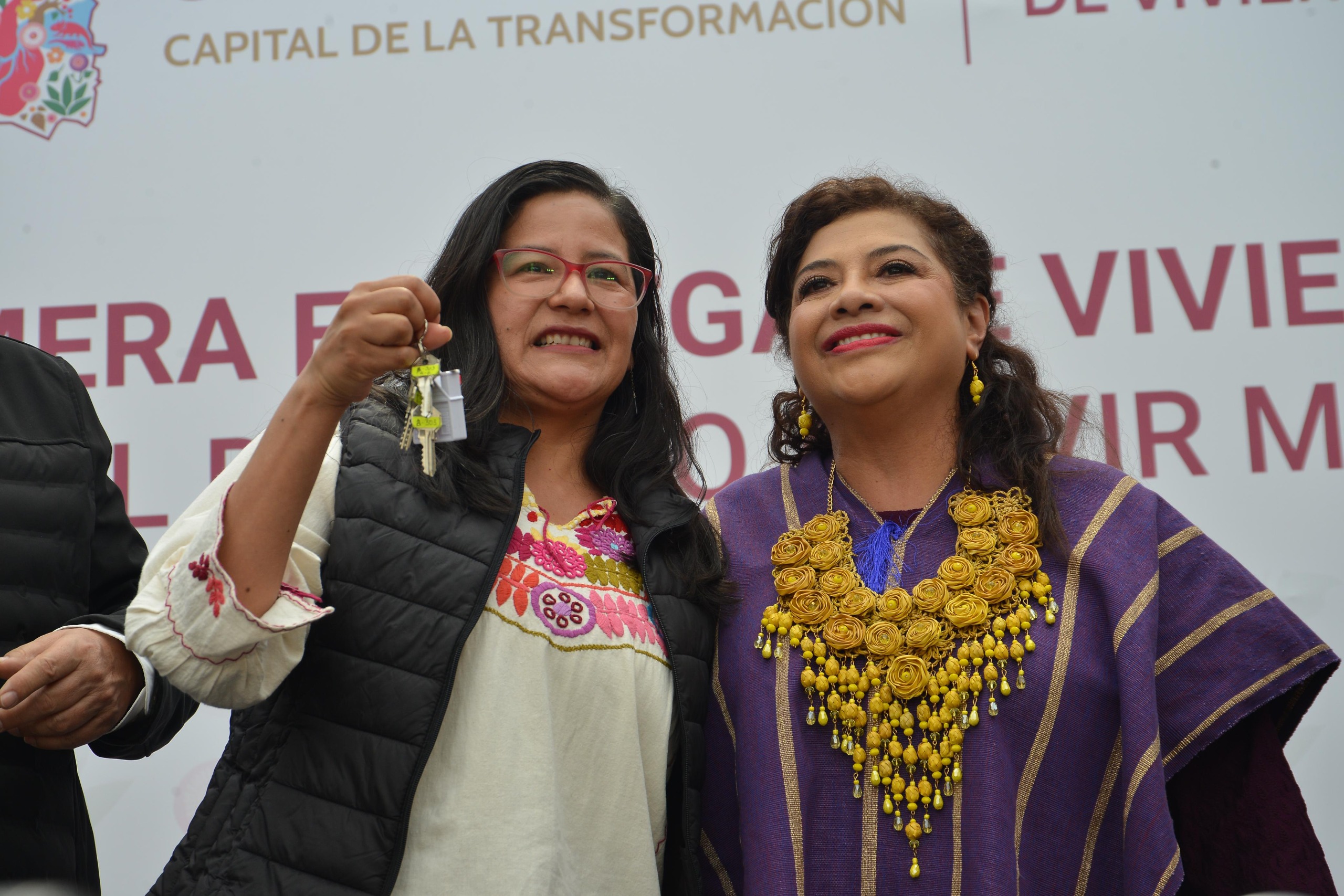 Gobierno de la CDMX hace primera entrega de "Viviendas por el derecho a vivir mejor"
