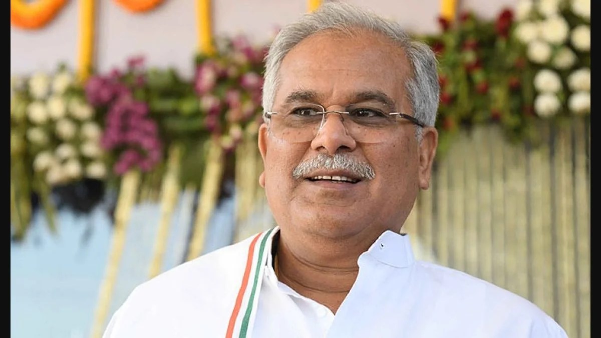 Chhattisgarh CM plays Candy Crush on his phone during Congress meeting