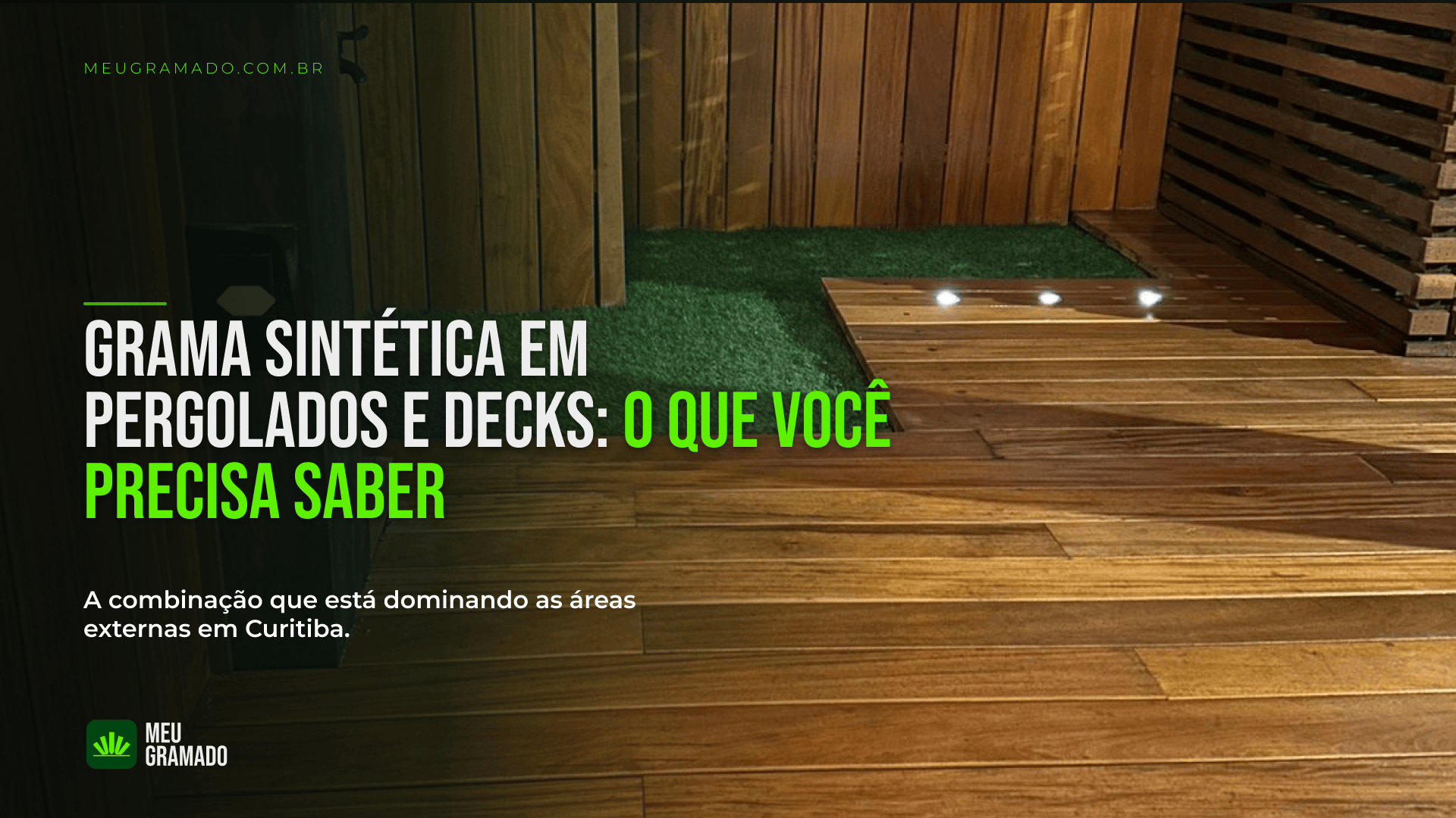 Grama sintética instalada em deck de madeira com pergolado em Curitiba