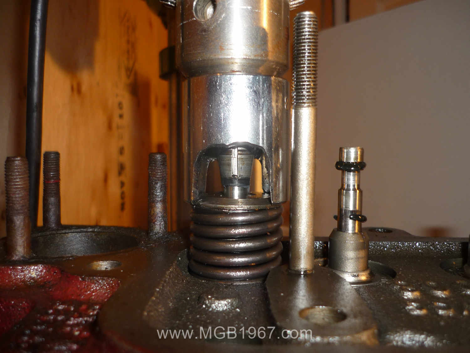 Using the socket valve spring compressor 1967 MGB GT