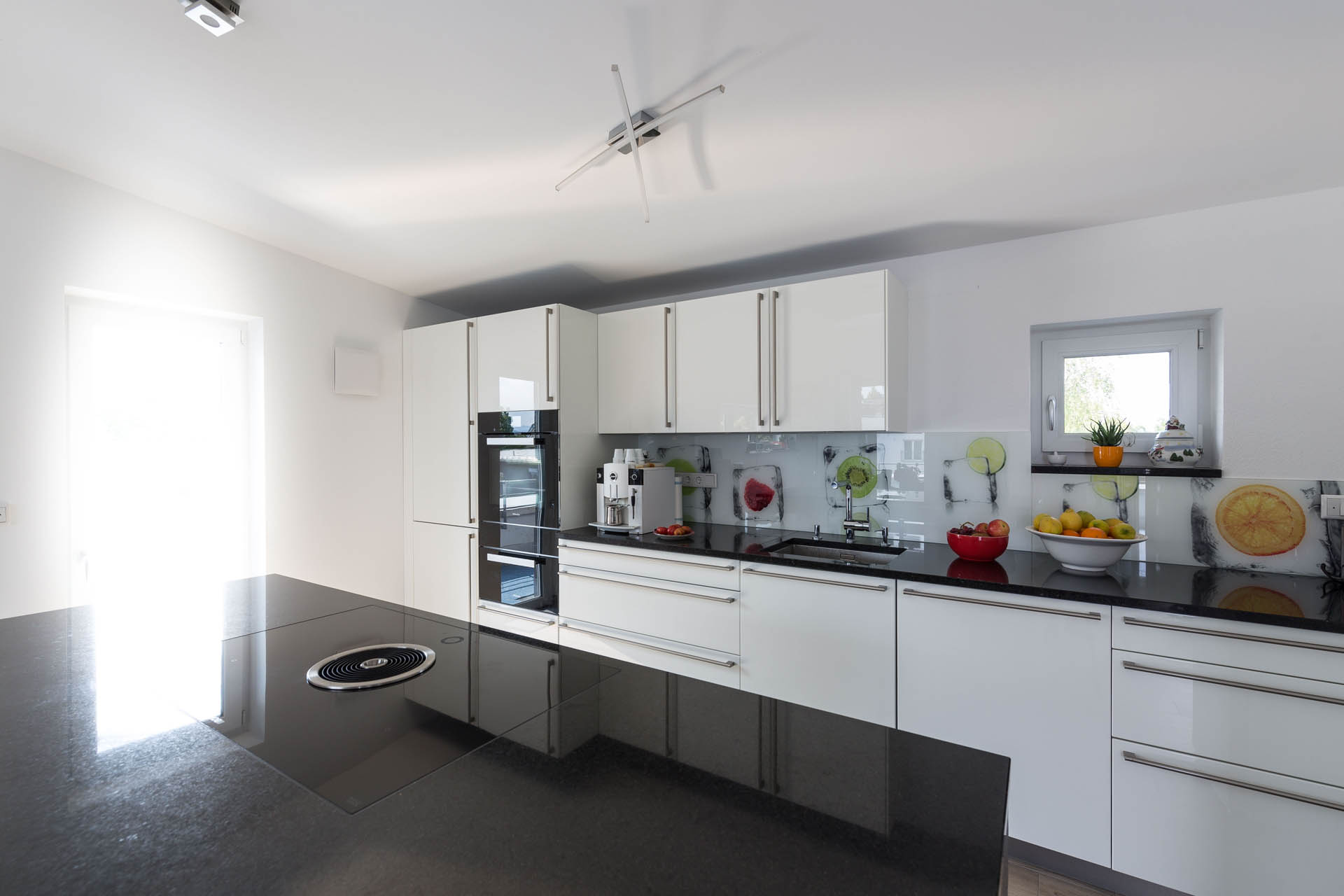 Sonstige Musterkuche Hochglanz Weisse Kuche Mit Nussbaum Arbeitsplatte Ausstellungskuche In Balingen Von Fs Kuchen Manufaktur Schulz Gmbh