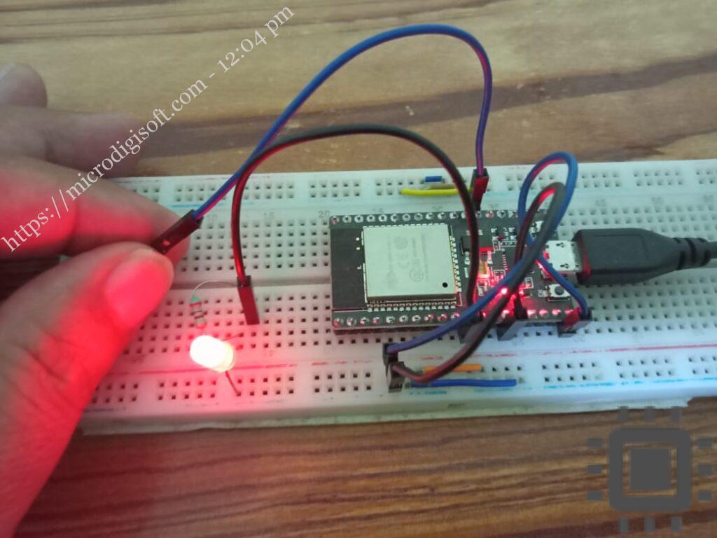 ESP32 Capacitive Touch Sensors With Arduino IDE: LED Control