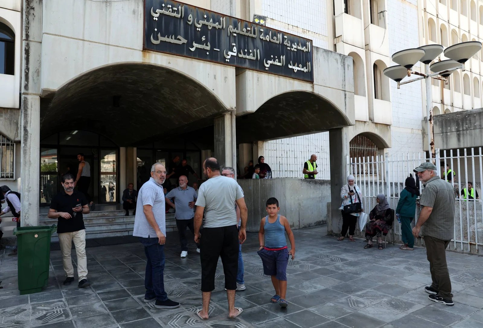 مئات المدارس باتت ملاجئ للنازحين.. التعليم في لبنان يئن تحت نيران الحرب