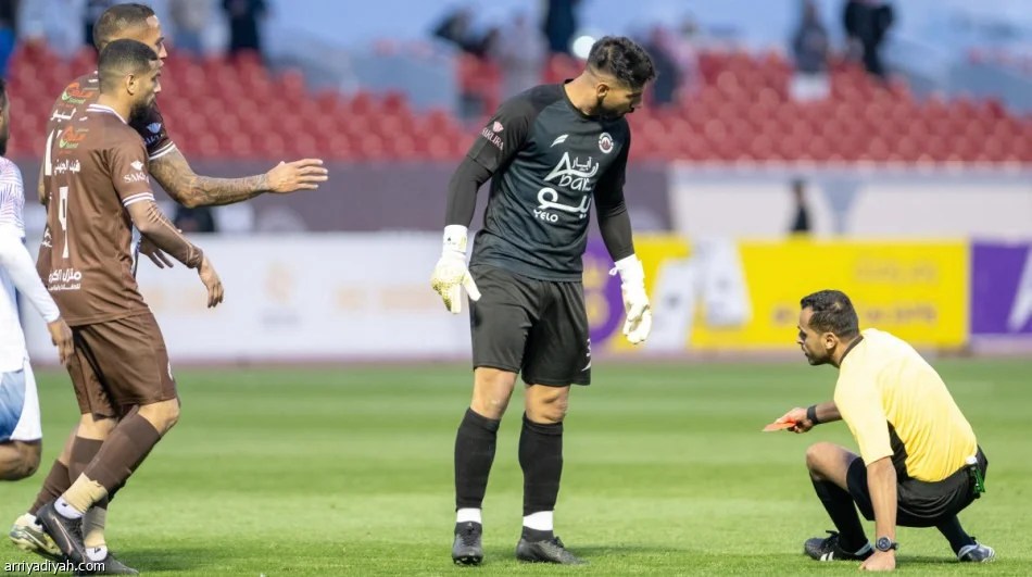 سقط الحكم أرضاً.. لقطة تثير الجدل في مباراة بالدوري السعودي