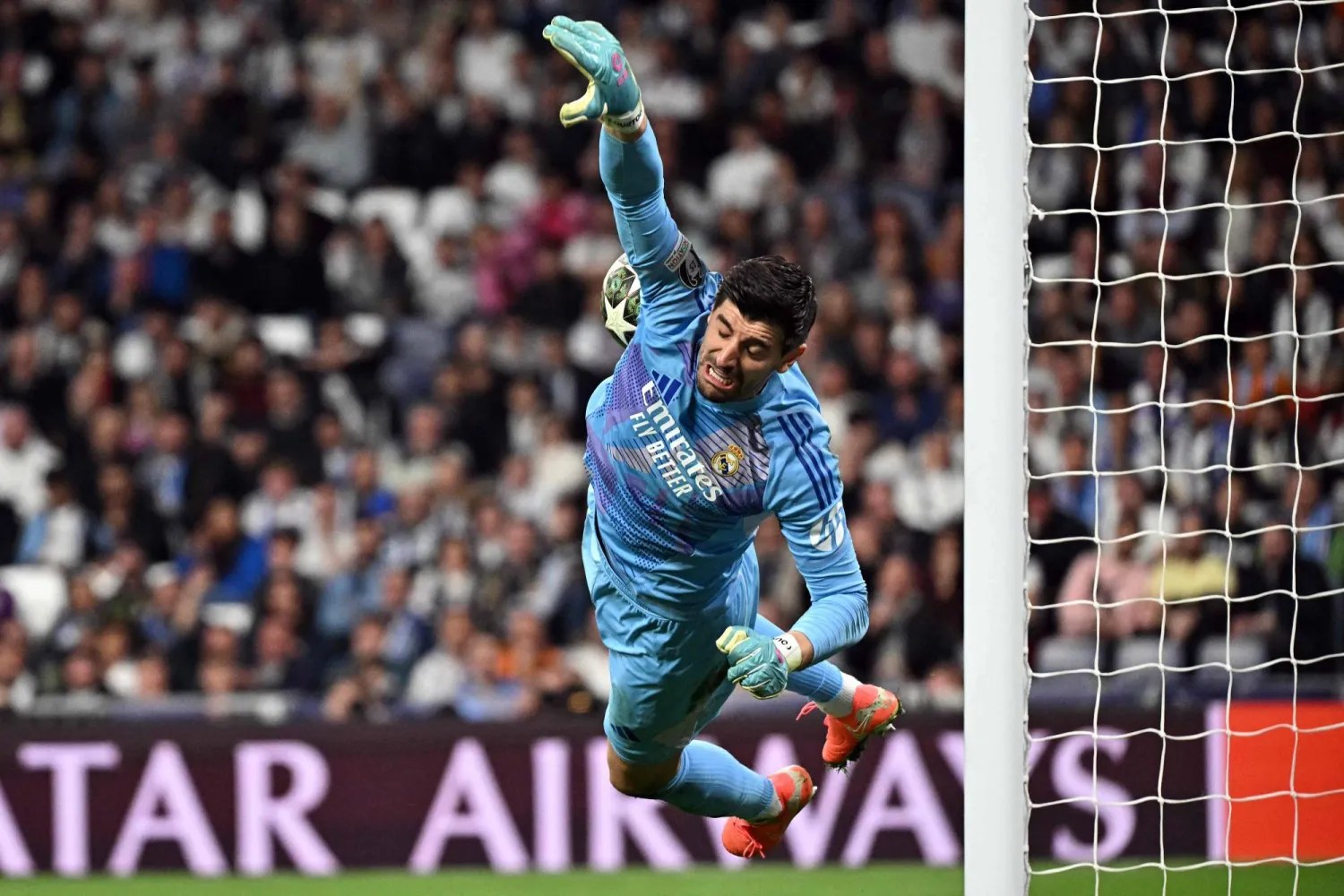 طليقة كورتوا تستغيث.. سر الابن الخفي لنجم ريال مدريد