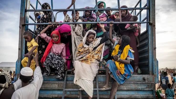 أربعة ملايين هارب من الجحيم السوداني.. هل يفلت الإقليم من الانفجار؟