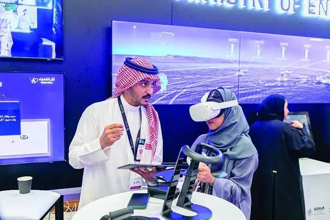الخليج في سباق الذكاء الاصطناعي.. هل يولد عملاق تقني جديد؟
