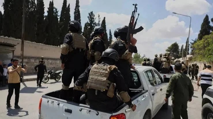 اشتباكات دامية تعيد القلق إلى الجنوب السوري… والجيش يتدخل لـ«حماية المدنيين»