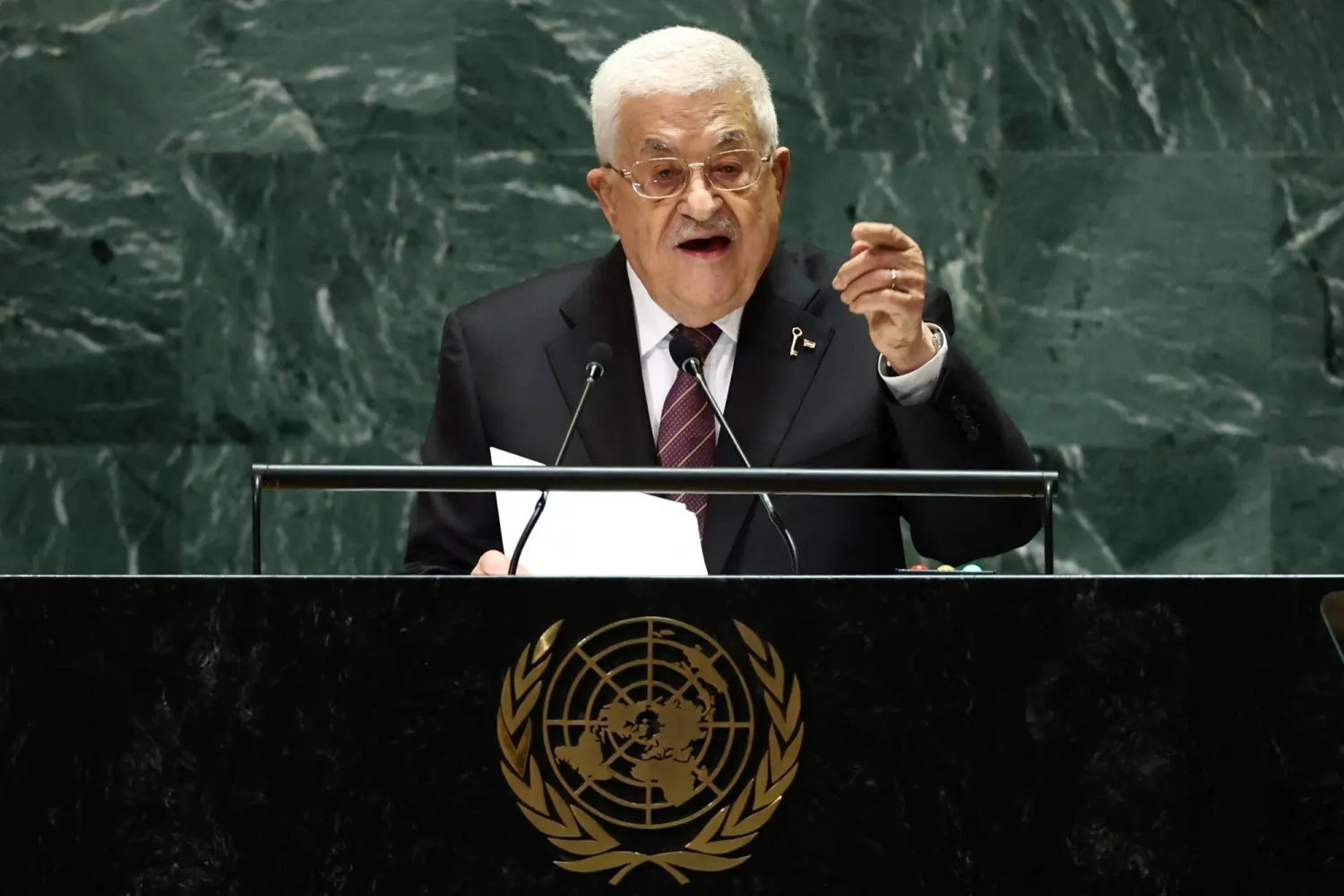 موقف رئاسي حازم يؤكد وحدة الأرض الفلسطينية ورفض الانقسام
