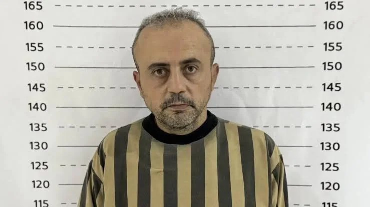 قناص الأسد في قبضة العدالة.. متهم بالتمثيل بالجثث ومجازر الساحل