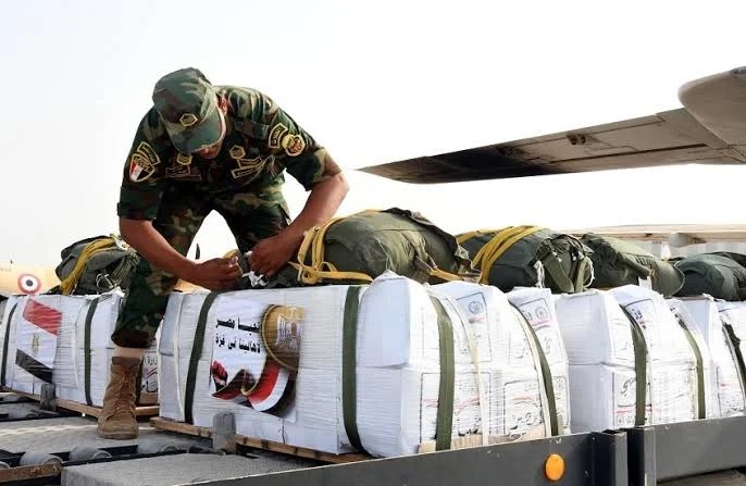 في ظل المجاعة وتضييق الخناق.. مصر تكثّف دعمها الإنساني لأهالي غزة