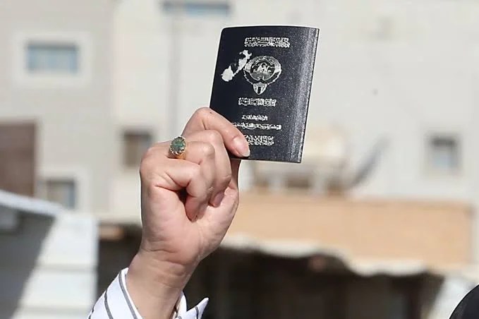 ماذا يعني إلغاء “المعاملة الكويتية” للمسحوبات جنسياتهن؟
