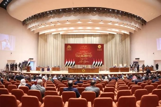 أحذية تطير وشتائم طائفية.. ماذا يحدث داخل البرلمان العراقي؟