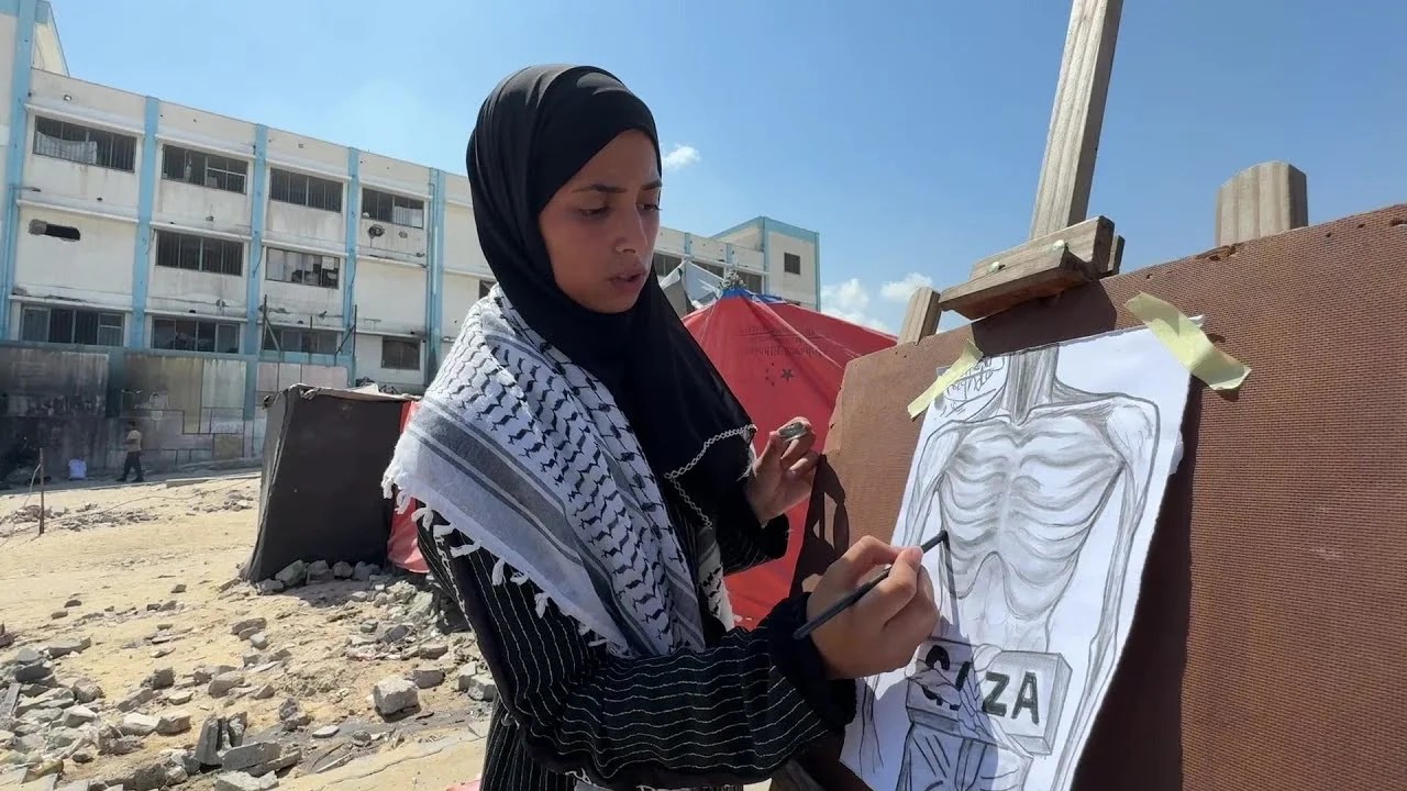رغدة شيخ العيد.. حكاية فنانة فلسطينية وثقت أوجاع غزة بـ “رماد الحطب”