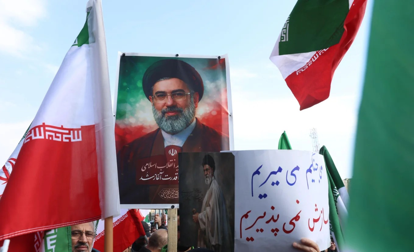 مجتبى خامنئي يتوعد واشنطن بـ”دروس لا تُنسى”