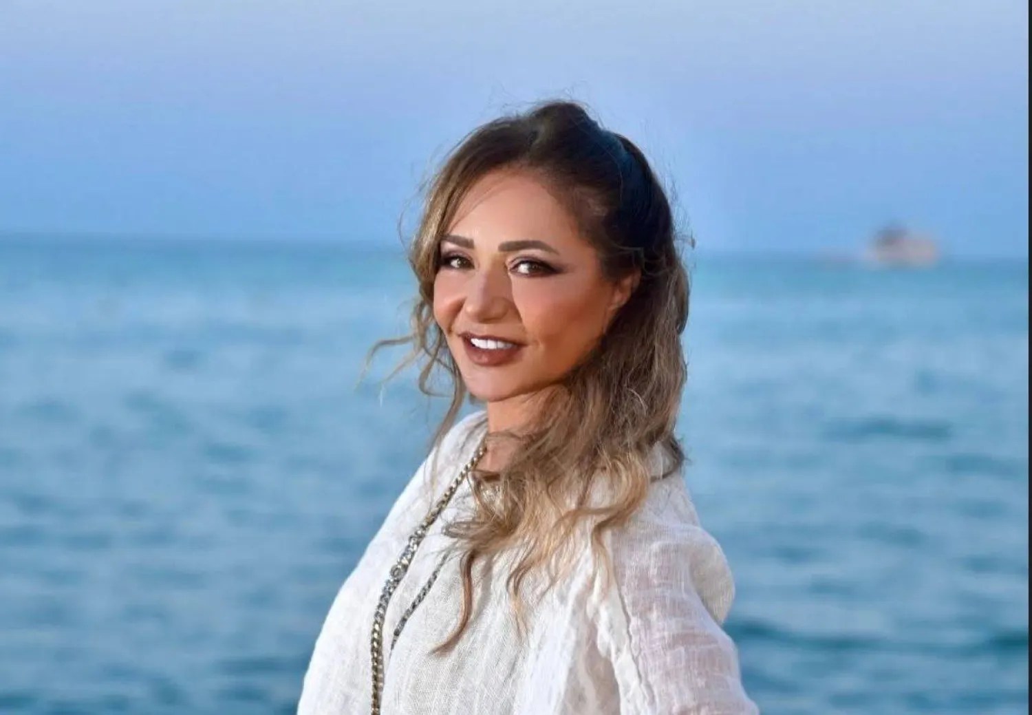 ليلى علوي تخطف الأنظار في أحدث ظهور لها أمام البحر.. والجمهور: «قمر الساحل»