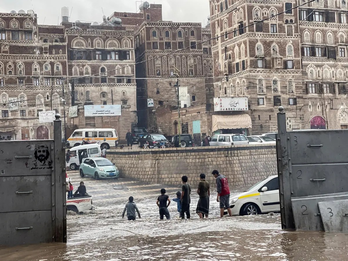 سيول جارفة تغمر شوارع صنعاء وتحذيرات جوية من تصاعد الأمطار