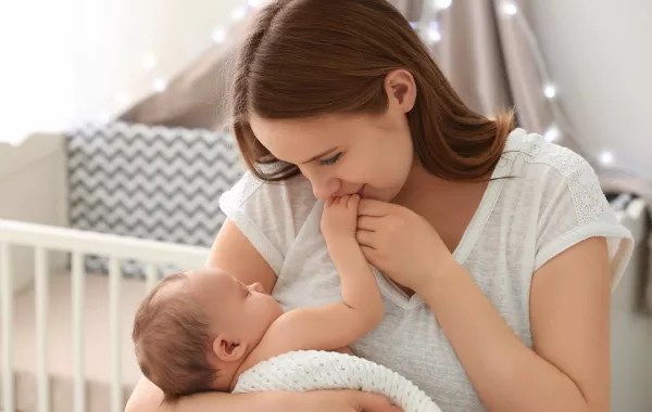 9 إشارات من المولود تكشف للأم ما يحتاجه.. من الجوع والنعاس إلى الألم