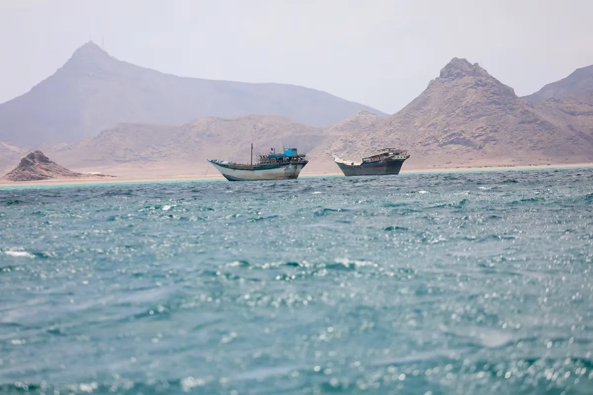 نفي حوثي للرسوم وتكتل بحري في باب المندب